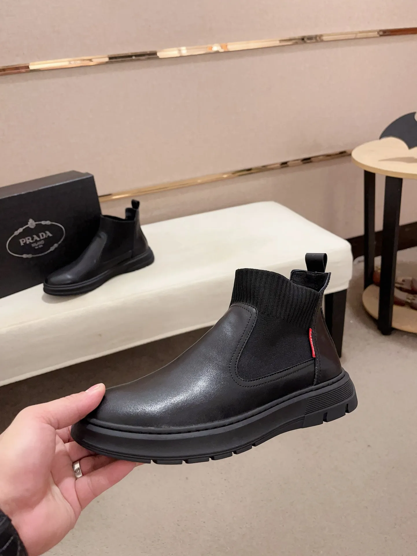 Factory price 480💰 (sheepskin lining * velvet lining optional! Can be made without label) High-quality new PRADA (Prada) counters are launched simultaneously, new men's shoes, 😘fabric is made of high-tech glue-spraying technology. Lining: sheepskin lining* velvet lining. 👍🏿 High-end ☄️ air-cushion molded anti-slip rubber outsole, exquisite lines, simple and elegant, comfortable and high-end for leisure travel. Code number: 38 to 44 (45 can be customized and cannot be returned or exchanged)
